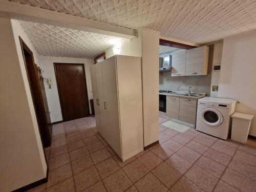 a kitchen with a washer and a washing machine at Venezia Travel in Chioggia