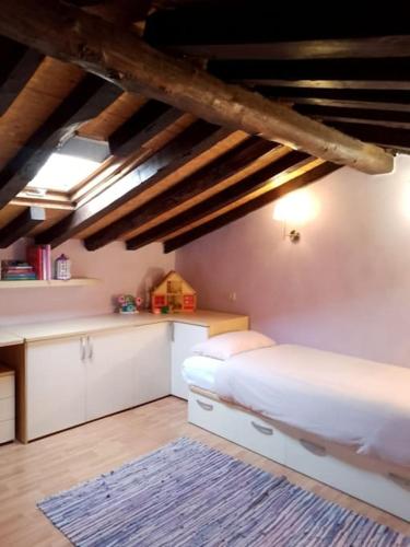 馬薩的住宿－Casa San Simon，一间带白色床的卧室和一间厨房
