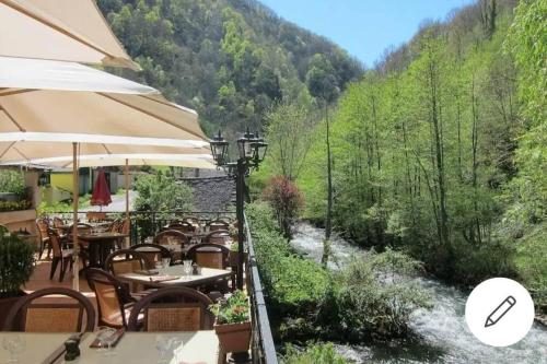 Restaurant o un lloc per menjar a Le Cosy Fleuri, vue sur la montagne avec velux