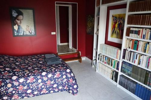 - une chambre avec un lit et 2 étagères dans l'établissement Le Gîte de la Galerie d'Art, à Châtillon-sur-Seine