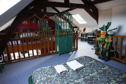 une chambre avec un lit avec deux serviettes dessus dans l'établissement Le Gîte de la Galerie d'Art, à Châtillon-sur-Seine