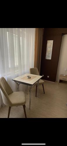 uma mesa e duas cadeiras num quarto em Apartman Ivan em Vršac