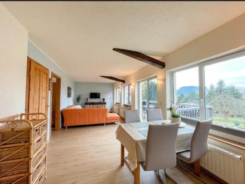 ein Wohnzimmer mit einem Tisch und Stühlen sowie ein Schlafzimmer in der Unterkunft Ferienhaus Rudolph in Bad Schandau