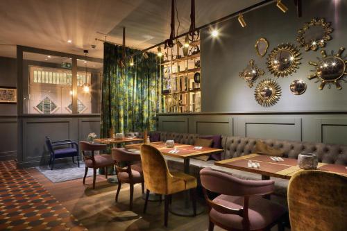 a restaurant with tables and chairs in a room at Apartment Spedition in Thun