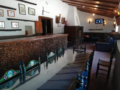 Zona de lounge sau bar la El Mesón de Higuera de la Sierra