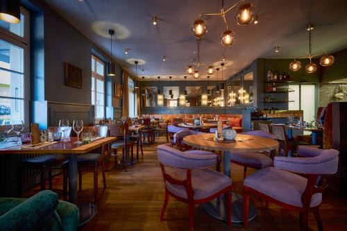 a restaurant with wooden tables and purple chairs at Apartment Spedition in Thun