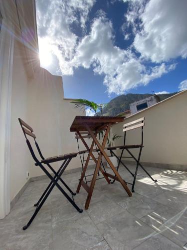 a desk and two chairs sitting on a balcony at Atrium in Castellammare del Golfo
