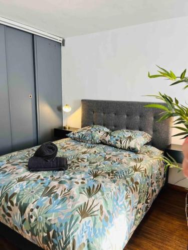 - une chambre avec un grand lit et une plante dans l'établissement Studio HYPER Centre à 2 min du Vieux Port, à Marseille