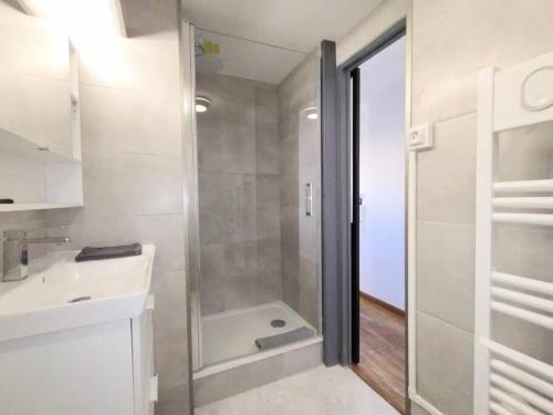 une salle de bain avec une douche, un lavabo et des toilettes dans l'établissement Studio HYPER Centre à 2 min du Vieux Port, à Marseille