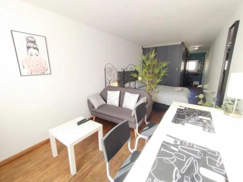 un salon avec un canapé et une table dans l'établissement Studio HYPER Centre à 2 min du Vieux Port, à Marseille