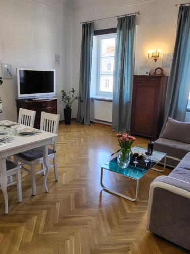 een woonkamer met een tafel en een bank bij Novo Mundo in Warschau