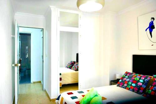 1 habitación con 1 cama y 1 habitación con 1 dormitorio en Sol Centro Apartment B, en Sevilla