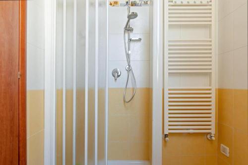 ein Bad mit einer Dusche mit einem Duschkopf in der Unterkunft CASA FELICITA' in Livorno