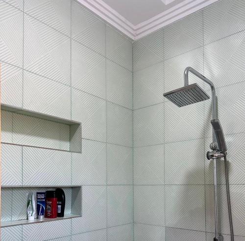 uma casa de banho com uma cabeça de chuveiro em Cuckoo's Nest em Tanji