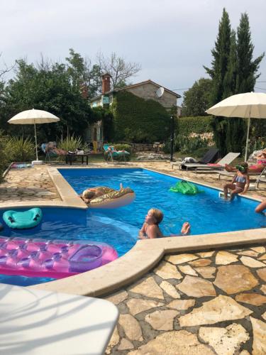 Swimming pool sa o malapit sa Domos Selene Casa delle Fate