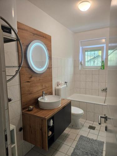 uma casa de banho com um lavatório, uma banheira e um WC. em Apartman Nana em Mostar