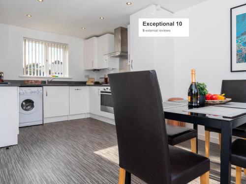a kitchen with a black table and black chairs at Detached 3 Bedroom House - Gaerden - Parking - Top Rated - Netflix - Wifi - 98C in Birmingham
