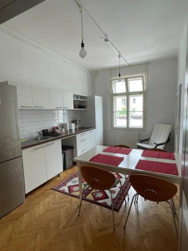 - une cuisine avec une table et deux chaises dans l'établissement House Elza, à Ljubljana