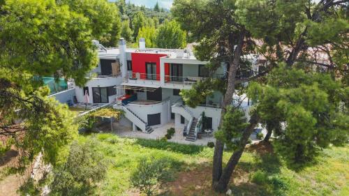 una vista aérea de una casa con árboles en Mathesi apartment Sea front, en Elia
