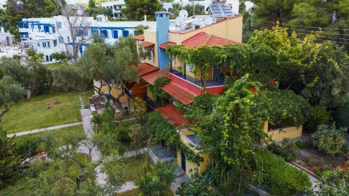 una vista aérea de una casa con plantas en ella en Mathesi apartment balcony, en Elia