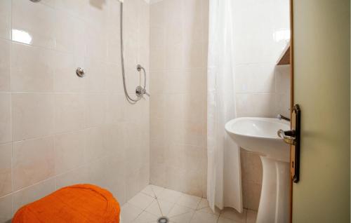 ein Bad mit einer Dusche und einem Waschbecken in der Unterkunft Lovely Apartment In Verni With Wifi in Verni
