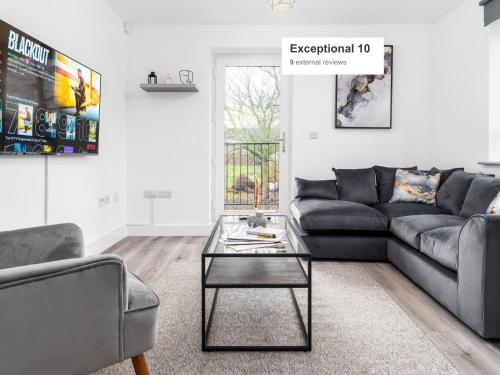 a living room with a couch and a glass table at Stylish Apartment - 2 Bedrooms - Balcony - Parking - Netflix - Wifi - 7MC in Birmingham