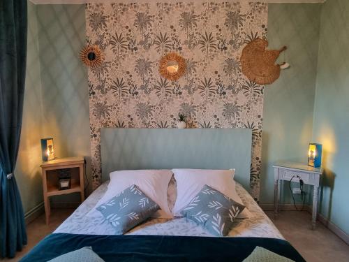 ein Bett mit zwei Kissen darauf in einem Schlafzimmer in der Unterkunft Chambre au calme proche de la nature in Auxi-le-Château