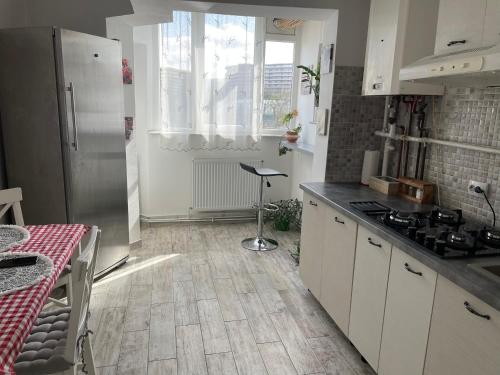 cocina con armarios blancos y encimera en Apartament Dodo, en Cluj-Napoca