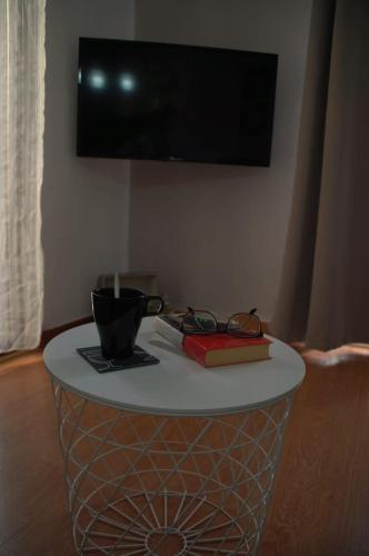 a table with books and glasses on top of it at Markesa in Plasencia