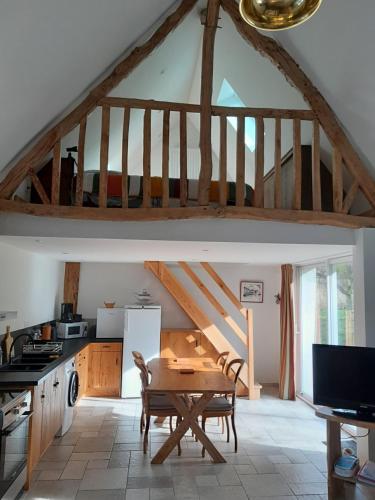 a kitchen with a wooden table in a room at Gîte Saint-Valéry-sur-Somme (gîte à la ferme) in Mons-Boubert