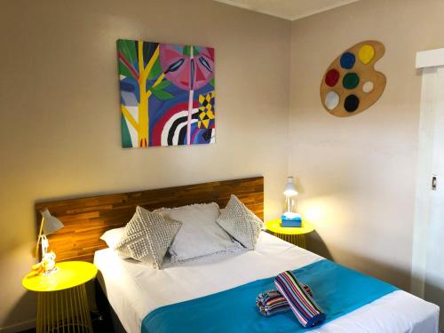una camera con un letto e due tavoli gialli di Acacia Motel a Chinchilla