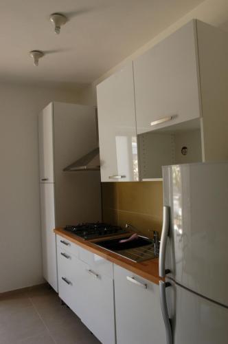 Hotel e Residence Il Faro Acciaroliにあるキッチンまたは簡易キッチン