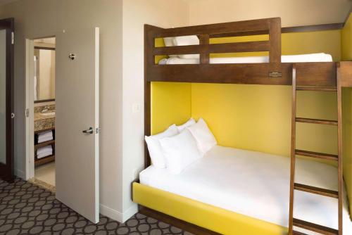 Ένα ή περισσότερα κρεβάτια σε δωμάτιο στο Hyatt Regency Orange County