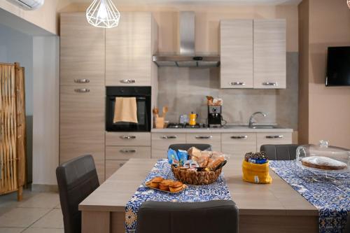 eine Küche mit einem Tisch und einem Korb mit Lebensmitteln darauf in der Unterkunft Il vecchio salone in Lecce