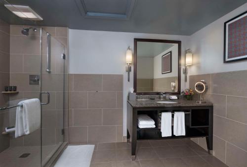een badkamer met een douche en een wastafel bij Hyatt Centric The Woodlands in The Woodlands