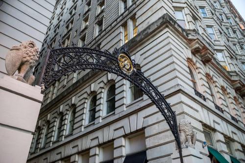 un edificio con un arco ornamentado en su lateral en The Bellevue Hotel, in the Unbound Collection by Hyatt, en Filadelfia