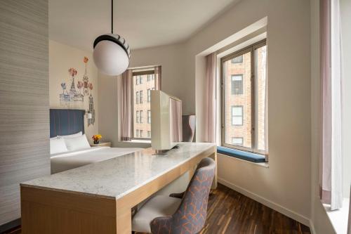 Habitación con escritorio y dormitorio. en Hyatt Centric Wall Street New York en Nueva York