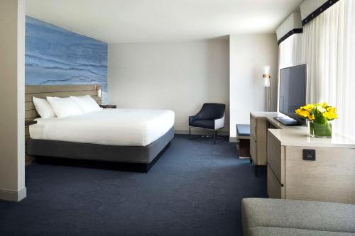 サンフランシスコにあるハイアット セントリック フィッシャーマンズ ワーフ サンフランシスコのベッドとデスクが備わるホテルルームです。