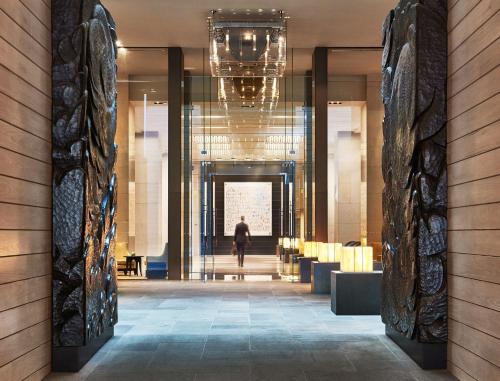 um corredor com uma pessoa a atravessar um edifício em Grand Hyatt Melbourne em Melbourne