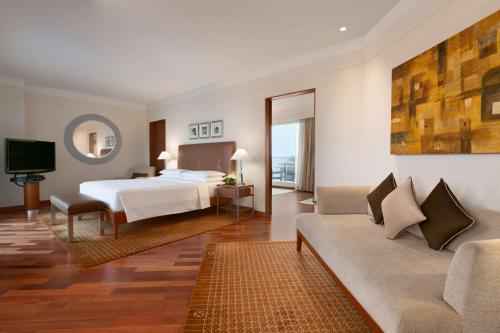 加爾各答的住宿－加爾各答凱悅酒店，酒店客房,配有床和沙发