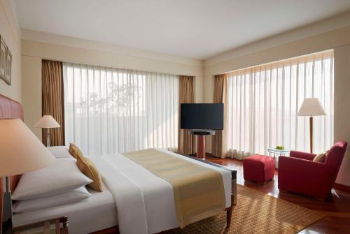 une chambre d'hôtel avec un lit et une télévision dans l'établissement Hyatt Regency Kolkata, à Kolkata
