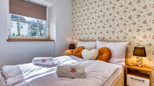 una camera con un letto con due cuscini sopra di Apartament Kwisa - 5D Apartamenty a Świeradów-Zdrój