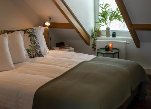 מיטה או מיטות בחדר ב-Heerehuys Lisse