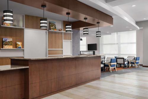 an office lobby with a bar and a dining area at Hyatt House Boulder/Broomfield in Broomfield