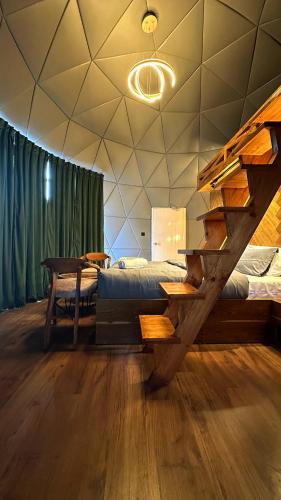 Postel nebo postele na pokoji v ubytování FAYUL RETREAT - India Highest Glamp and EcoLuxury Stay