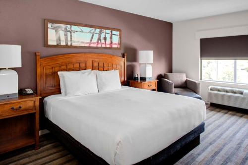una habitación de hotel con una cama grande y una silla en Hyatt House Fishkill-Poughkeepsie, en Fishkill
