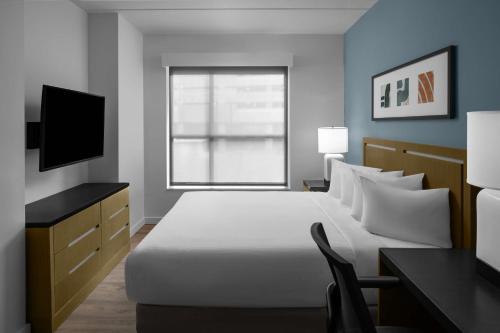 מיטה או מיטות בחדר ב-Hyatt House Raleigh North Hills