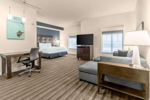 ein Hotelzimmer mit einem Bett und einem Schreibtisch in der Unterkunft Hyatt House Richmond - Short Pump in Richmond