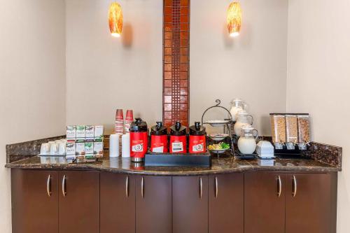 un bar en una habitación de hotel con botellas de vino en Hyatt House Richmond - Short Pump, en Richmond