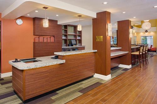 a lobby with a bar with a dining area at Hyatt House Belmont Redwood Shores in Belmont
